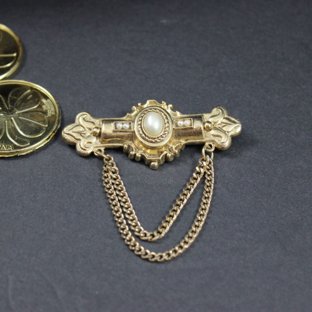 Bar Brooch Gold Tone Fleur de Lis Faux Pearls Chains - Picture 2 of 5